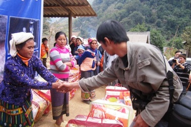 Bạn trẻ mang hơi ấm đến miền biên giới Việt – Lào