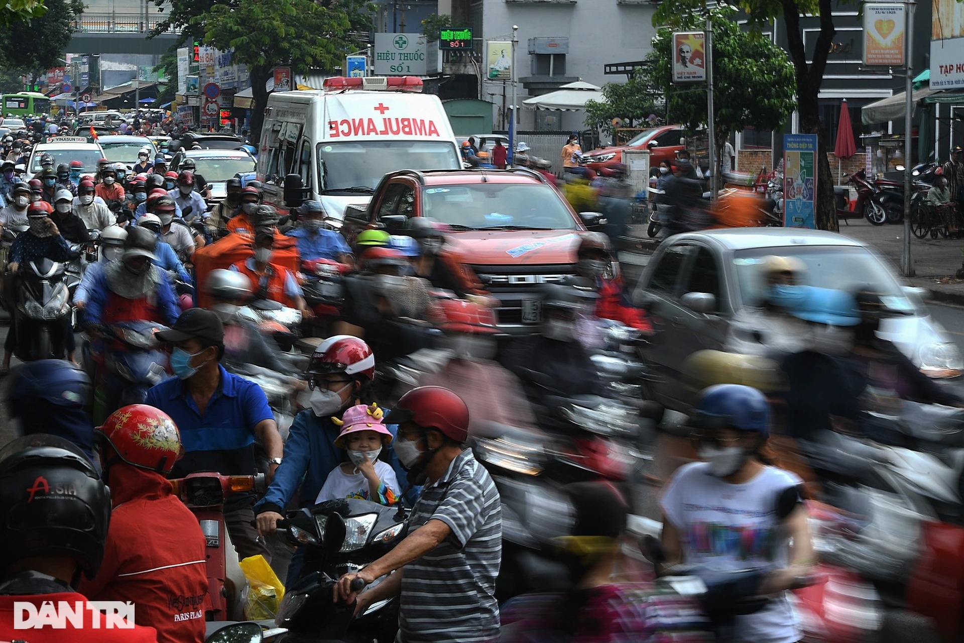 Đường phố TPHCM kẹt cứng ngày đầu người dân trở lại làm việc sau nghỉ lễ - 2 Đường phố TPHCM kẹt cứng ngày đầu người dân trở lại làm việc sau nghỉ lễ - 2