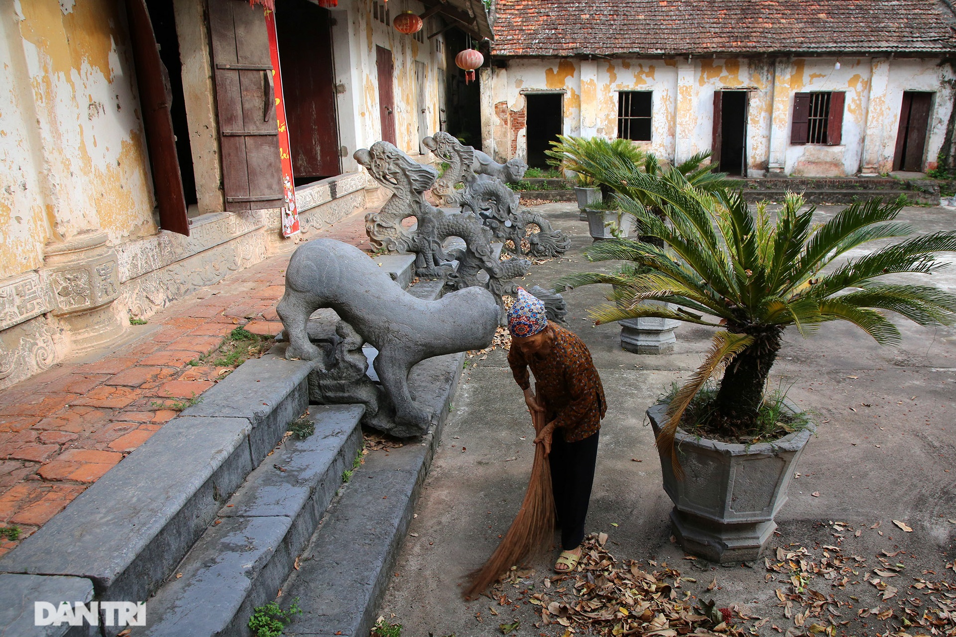 Ngôi đình độc lạ ở Hà Nội với tư thế rồng quay ngược - 2