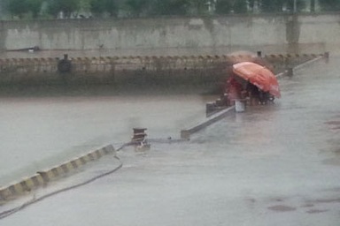 Clip từ tâm bão: Sóng dữ Hạ Long quật bờ, tung bọt trắng xóa