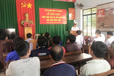 Kiểm ngư cứu 14 ngư dân Bình Định trên tàu cá bị hỏng máy