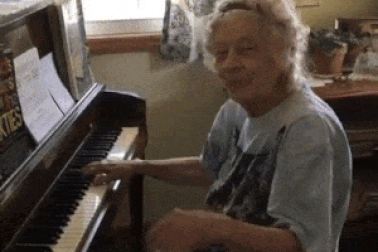 Ngưỡng mộ bà cụ chơi nhạc cổ điển với phong cách “bá đạo”