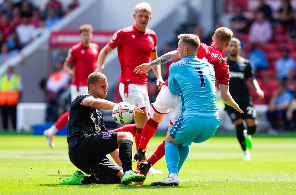 Dean Henderson chói sáng sau khi rời Man Utd - 7