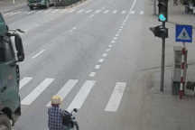 Thầy giáo có hơi men, vượt ẩu đẩy xe máy văng vào xe tải