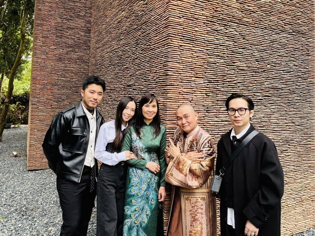 Vua hề chèo Xuân Hinh tuổi 63: Cuộc sống an nhàn, về hưu đào ao câu cá - 15 Vua hề chèo Xuân Hinh tuổi 63: Cuộc sống an nhàn, về hưu đào ao câu cá - 15