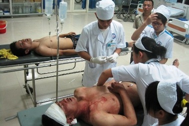 Ẩu đả trước cổng bệnh viện, 3 người bị thương