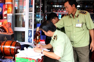 Thuốc lá, rượu lậu bán công khai như chốn không người