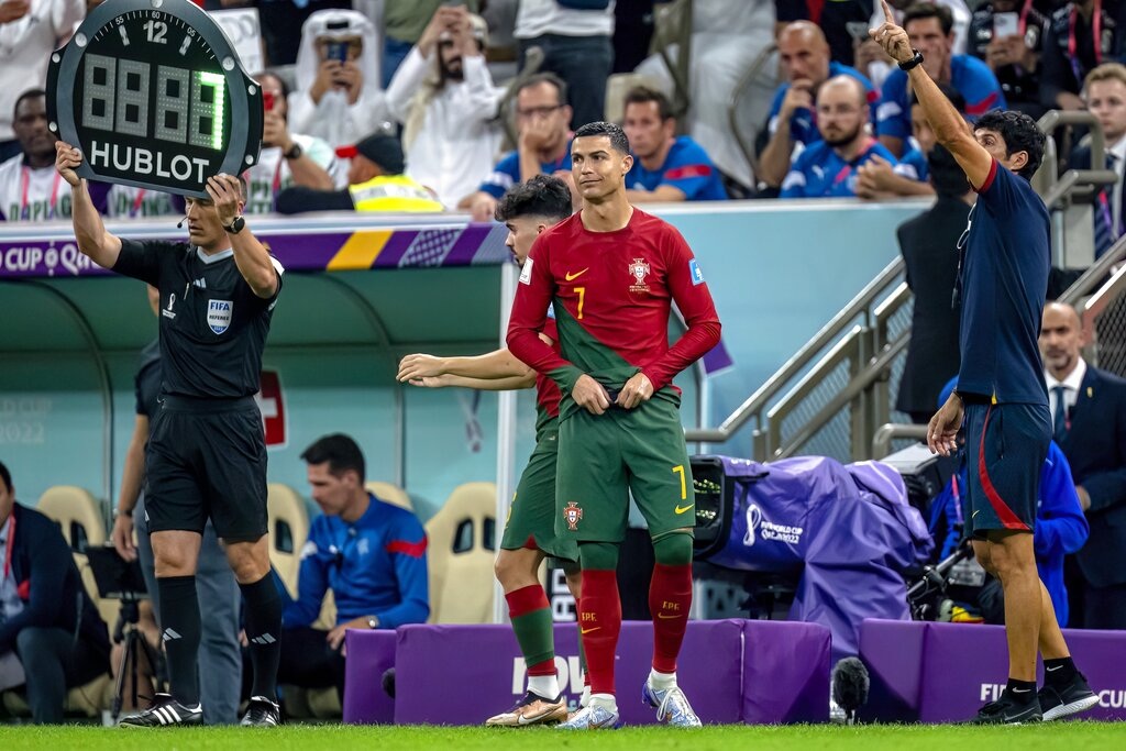 Cristiano Ronaldo dự bị ở Bồ Đào Nha: Bi kịch ngôi sao hết thời? - 4 Cristiano Ronaldo dự bị ở Bồ Đào Nha: Bi kịch ngôi sao hết thời? - 4