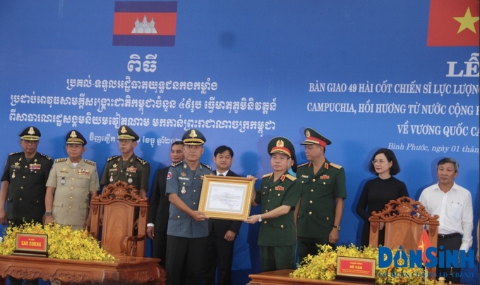 Đại tướng Sao Sokha trao thư cảm ơn của Thủ tướng Hun Sen cho Thượng tướng Đỗ Căn.
