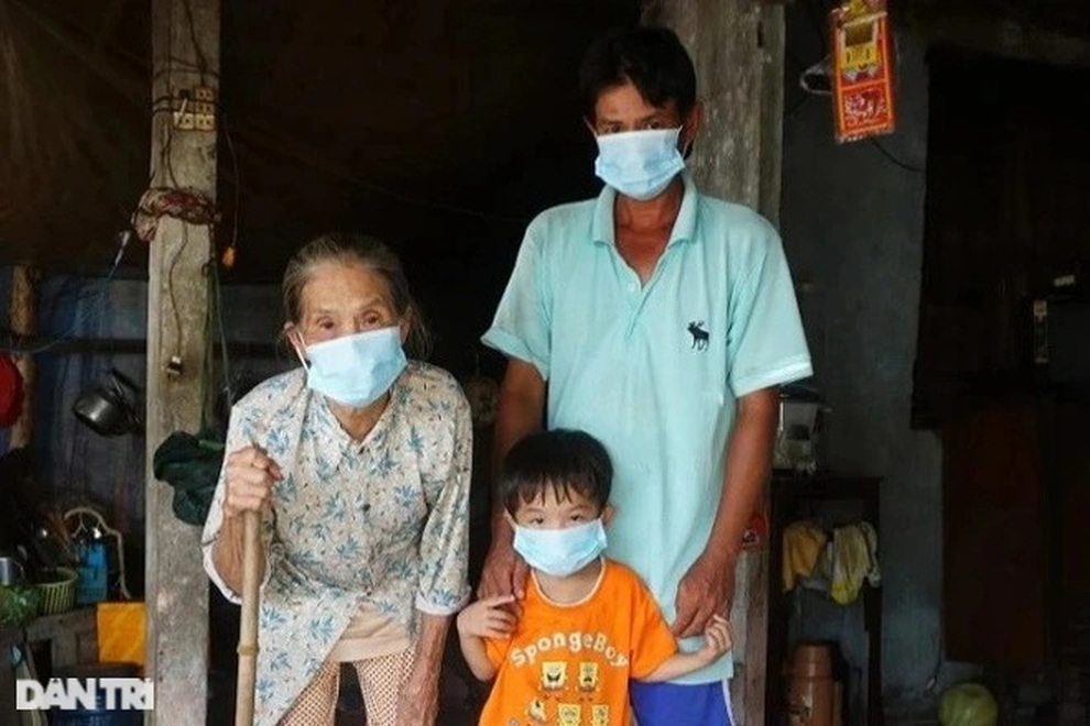 Bé mồ côi mẹ theo cha bán vé số được bạn đọc giúp đỡ hơn 80 triệu đồng - 2 Bé mồ côi mẹ theo cha bán vé số được bạn đọc giúp đỡ hơn 80 triệu đồng - 2