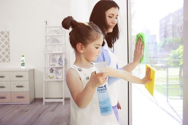 Cách đơn giản để dạy con làm việc nhà mà vẫn an toàn cho da bé