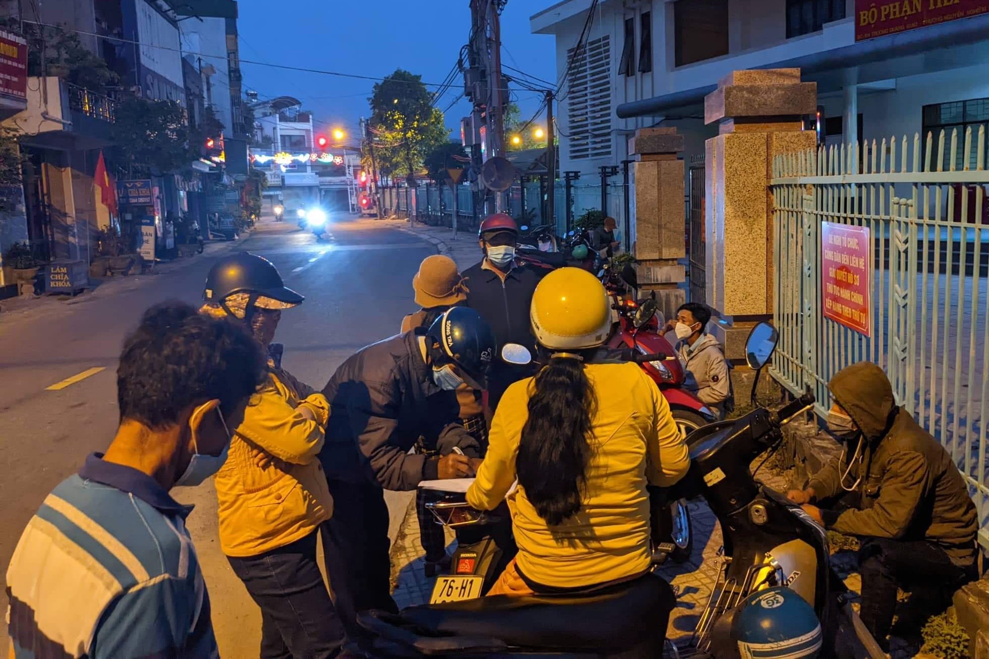Xô nhau để làm sổ đỏ: Sao để người dân hóa thiêu thân vì nhu cầu chính đáng - 1 Xô nhau để làm sổ đỏ: Sao để người dân hóa thiêu thân vì nhu cầu chính đáng - 1