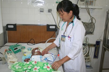 Dân trí hỗ trợ 5 triệu đồng cho cháu bé mất cả cha lẫn mẹ