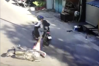 Nhóm cướp giật kéo ngã xe cô gái mang thai trên đường