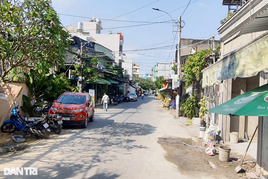 TPHCM: Xôn xao clip hơn 20 người bao vây, chém gục nam thanh niên - 2 TPHCM: Xôn xao clip hơn 20 người bao vây, chém gục nam thanh niên - 2