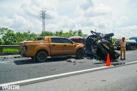 Limousine tông xe tưới cây trên cao tốc: Trách nhiệm của 2 tài xế ra sao?