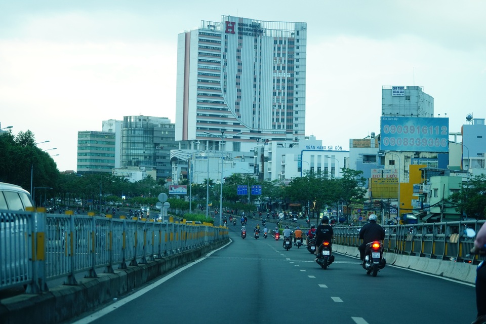 Chưa hết giãn cách xã hội, đường phố Sài Gòn đã đông đúc trở lại - 7 Chưa hết giãn cách xã hội, đường phố Sài Gòn đã đông đúc trở lại - 7