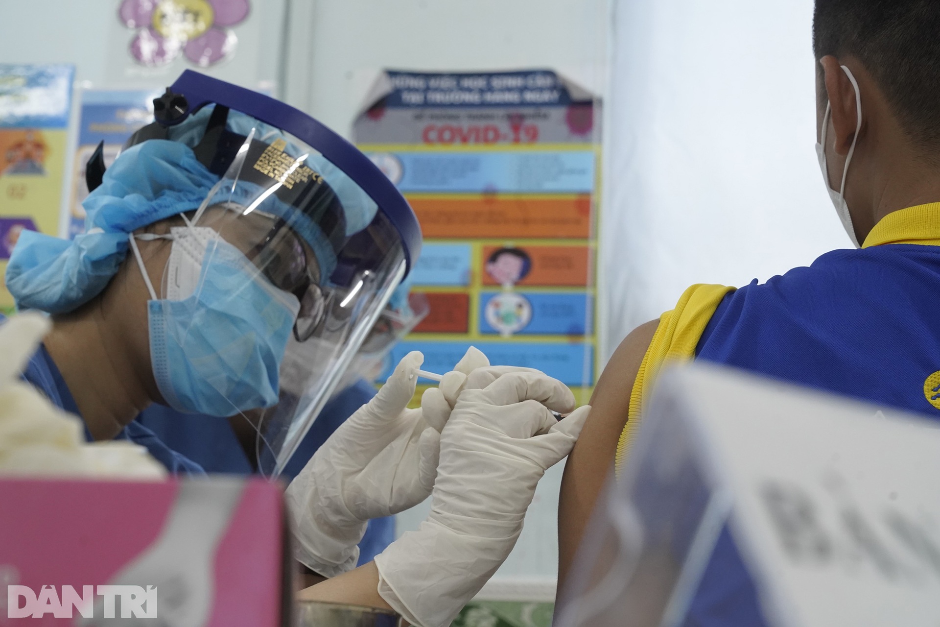 TPHCM tăng tốc tiêm vắc xin ngừa Covid-19, dân xếp hàng dài chờ tới lượt - 19