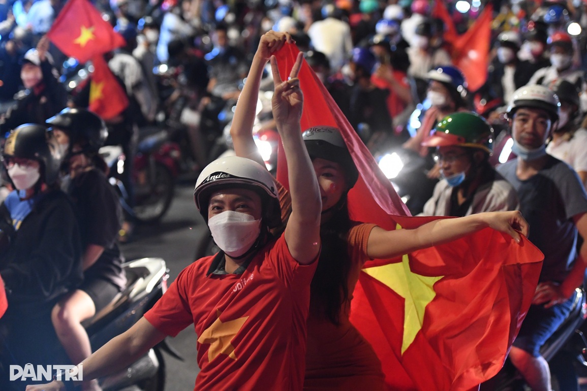 Người hâm mộ nhuộm đỏ mọi nẻo đường mừng Việt Nam vô địch - 8 Người hâm mộ nhuộm đỏ mọi nẻo đường mừng Việt Nam vô địch - 8