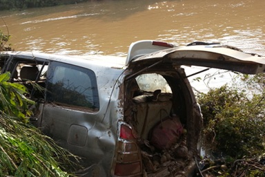 Toàn cảnh trục vớt xe Innova "tử nạn" cùng 5 nạn nhân 