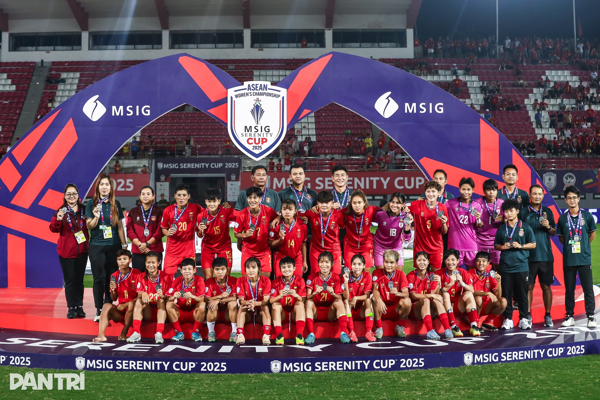 Nữ cầu thủ Myanmar được đồng đội cõng lên nhận giải vì chấn thương - 6 Nữ cầu thủ Myanmar được đồng đội cõng lên nhận giải vì chấn thương - 6