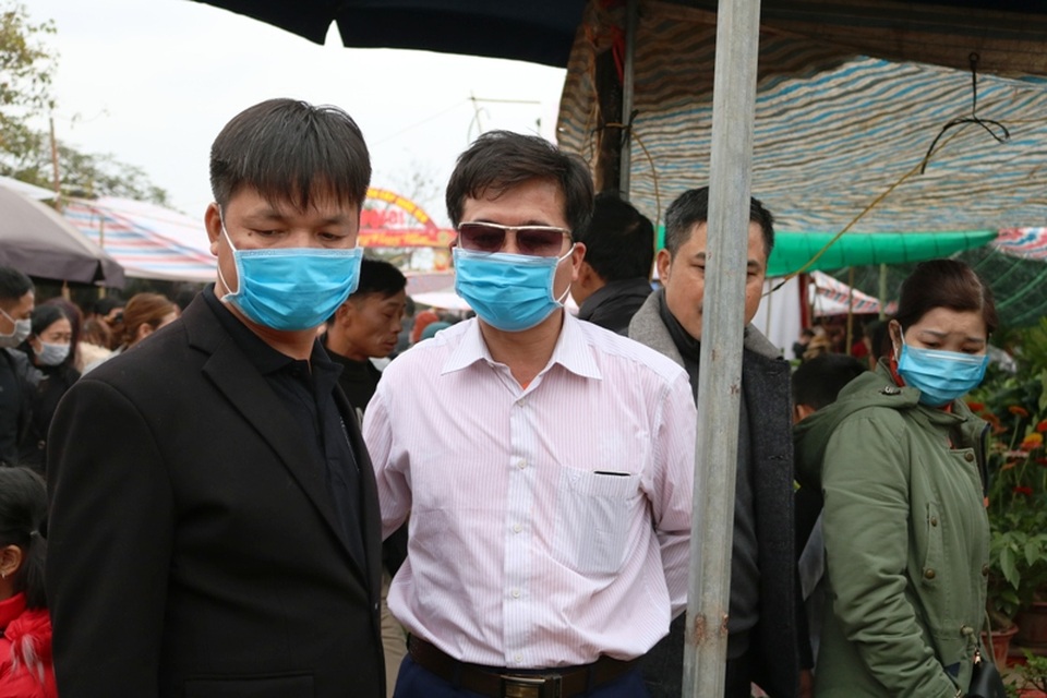 Người dân đeo khẩu trang đi chợ “mua may, bán rủi” - 4 Người dân đeo khẩu trang đi chợ “mua may, bán rủi” - 4