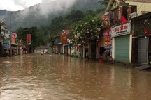 Mưa xối xả, thị trấn huyện cao nhất Nghệ An ngập gần nửa mét