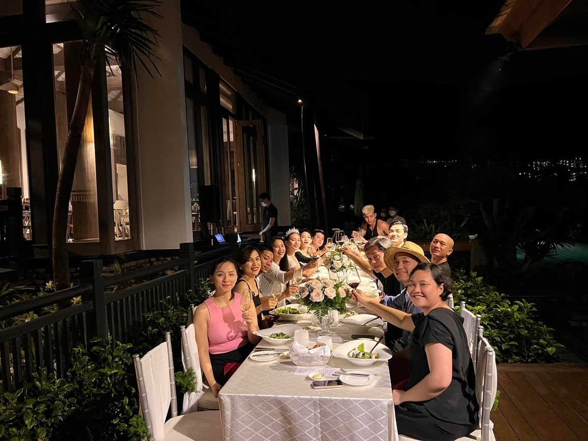Cô dâu Ngô Thanh Vân vui vẻ cùng hội bạn trong tiệc độc thân trước đám cưới - 2 Cô dâu Ngô Thanh Vân vui vẻ cùng hội bạn trong tiệc độc thân trước đám cưới - 2