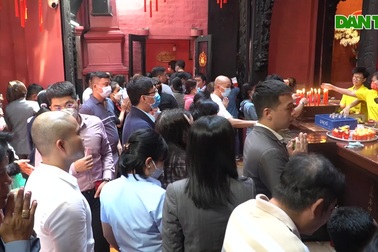Người dân TPHCM chen chân đi chùa ngày rằm tháng Giêng