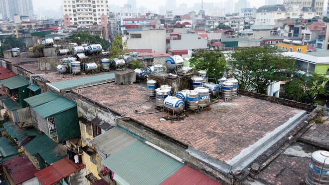 Ẩn họa từ quả bom nước” trên nóc các khu tập thể cũ ở Hà Nội - 11 Ẩn họa từ quả bom nước” trên nóc các khu tập thể cũ ở Hà Nội - 11