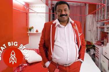 "Cuồng" hai màu đỏ, trắng, người đàn ông trở nên nổi tiếng