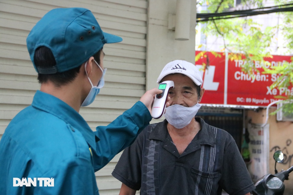 Theo chân công an Hà Nội xử lý người ra đường không lý do chính đáng - 6 Theo chân công an Hà Nội xử lý người ra đường không lý do chính đáng - 6