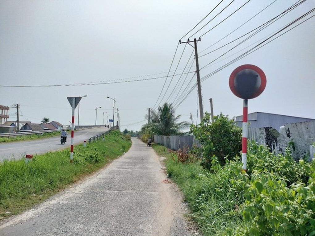 Xịt sơn, phá hoại biển báo giao thông có thể bị phạt tù đến 12 năm - 1 Xịt sơn, phá hoại biển báo giao thông có thể bị phạt tù đến 12 năm - 1