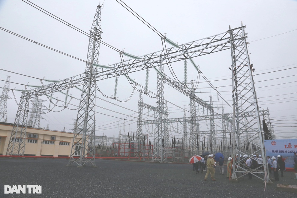 Hoàn thành hệ thống truyền tải điện 220 kV, gỡ khó vùng phía Tây - 2 Hoàn thành hệ thống truyền tải điện 220 kV, gỡ khó vùng phía Tây - 2