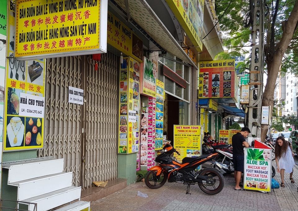 Nha Trang: Hàng loạt cửa hàng ở phố tây đóng cửa, trả mặt bằng - 2 Nha Trang: Hàng loạt cửa hàng ở phố tây đóng cửa, trả mặt bằng - 2