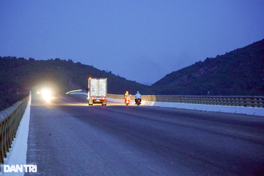 Cây cầu 500 tỷ đồng ở ven biển Hà Tĩnh suốt 8 năm không có đèn chiếu sáng