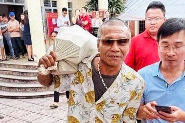 Người dân mang bao tải đi đựng tiền: Hé lộ giá đền bù đất dự án Olympic