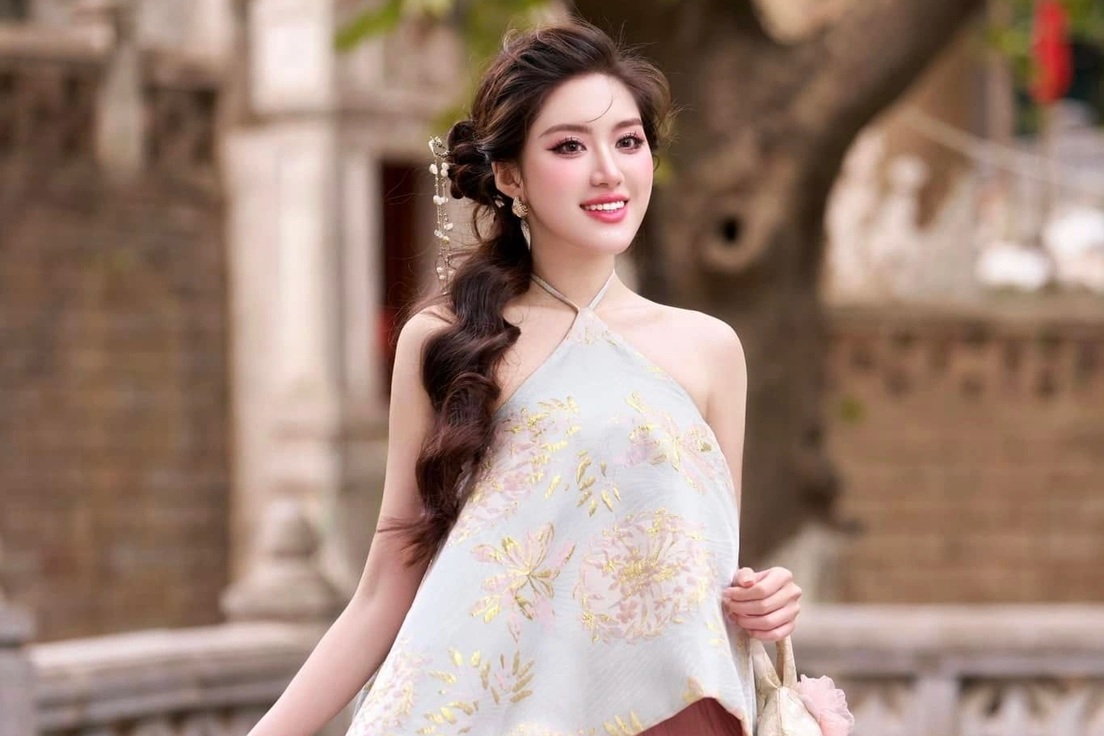 Tân hoa hậu Phương Oanh: Sở hữu IELTS 7.5, có chị gái sinh đôi xinh đẹp