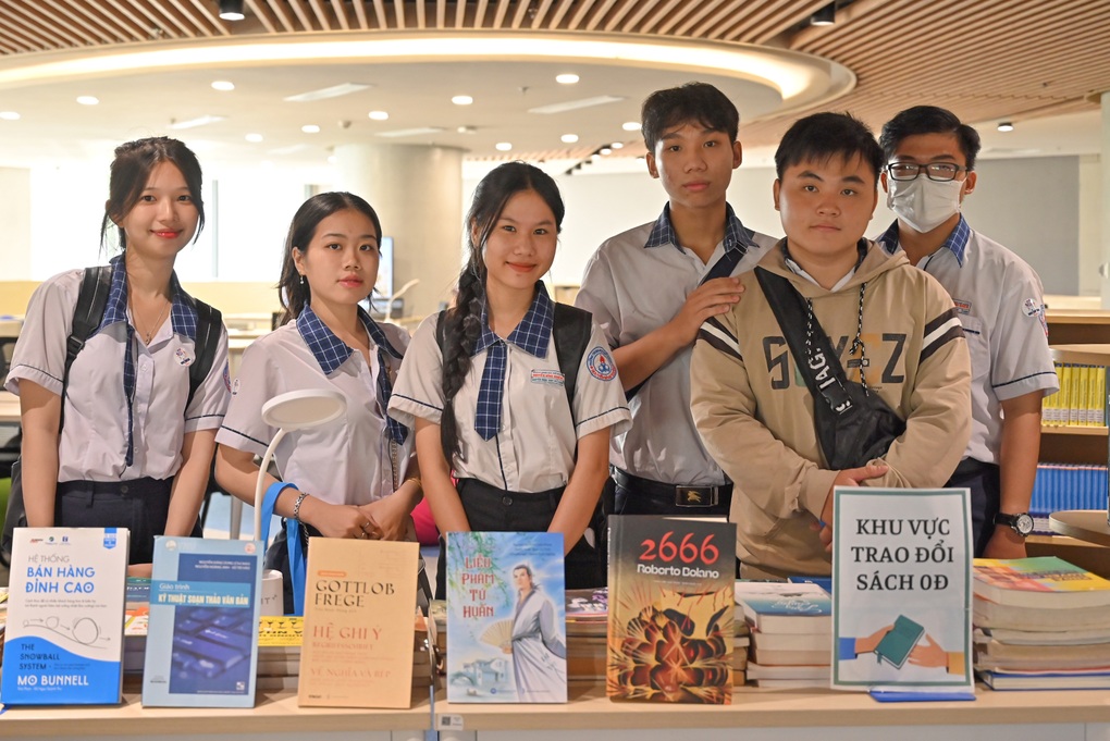 Học sinh được hướng nghiệp và tư vấn tuyển sinh tại UMT Campus Tour 2025 - 6 Học sinh được hướng nghiệp và tư vấn tuyển sinh tại UMT Campus Tour 2025 - 6