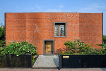 Căn nhà 3 tầng bọc kín gạch đỏ của gia chủ hướng nội, bên trong gây bất ngờ