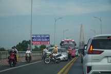 Kẹt xe 5km ngày mùng 2 Tết, BOT Rạch Miễu xả trạm 9 lần