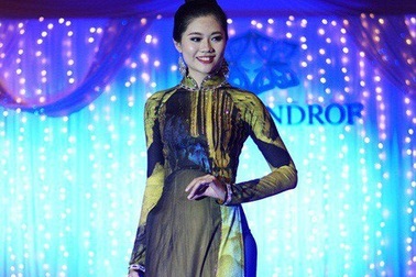 Quý phái hình ảnh hang động Quảng Bình khắc họa lên áo dài