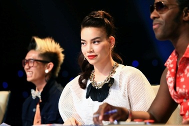 Hồ Ngọc Hà và Trần Ly Ly “săm soi”... chân thí sinh nam