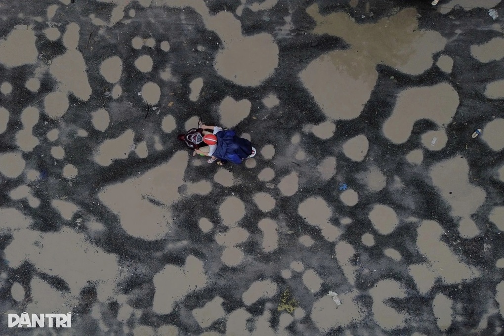 Yêu cầu chủ đầu tư khắc phục ma trận ổ gà trên đường Lò Lu ở TPHCM - 1