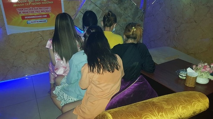 TP.HCM: Kiểm tra tiệm massage Điêu Thuyền, phát hiện 2 nữ tiếp viên khoả thân kích dục cho khách - Ảnh 2. TP.HCM: Kiểm tra tiệm massage Điêu Thuyền, phát hiện 2 nữ tiếp viên khoả thân kích dục cho khách - Ảnh 2.