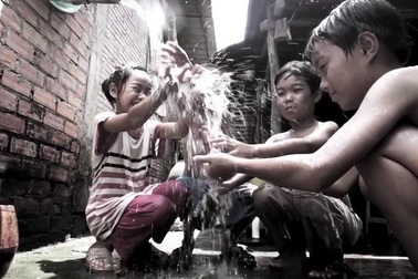 Trẻ em Việt Nam trước tình trạng thiếu nước sạch