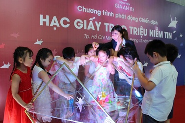 Gấp hạc giấy đổi viện phí cho bệnh nhi nghèo