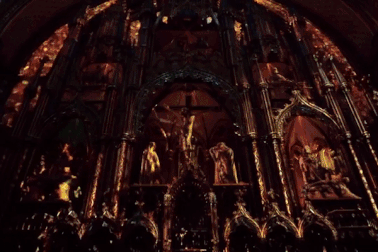 Mãn nhãn “bản giao hưởng” ánh sáng bên trong thánh đường hàng trăm tuổi