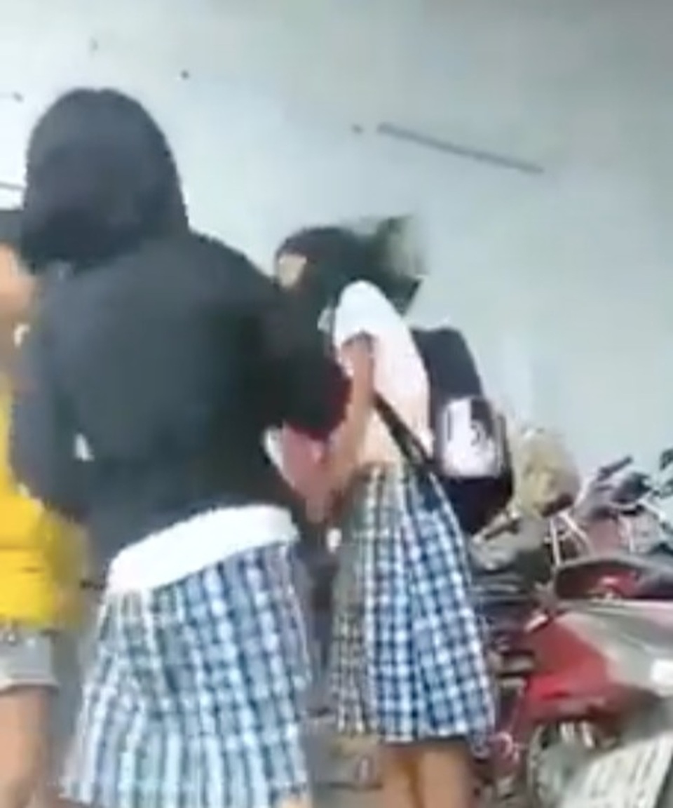 Mâu thuẫn trên mạng, hai nữ sinh lớp 8 tát, giật tóc học sinh lớp 6 - 1 Mâu thuẫn trên mạng, hai nữ sinh lớp 8 tát, giật tóc học sinh lớp 6 - 1