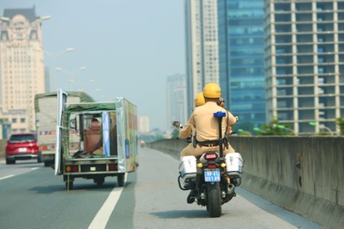 CSGT Hà Nội dẫn đường cho xe taxi chở cháu bé đi cấp cứu